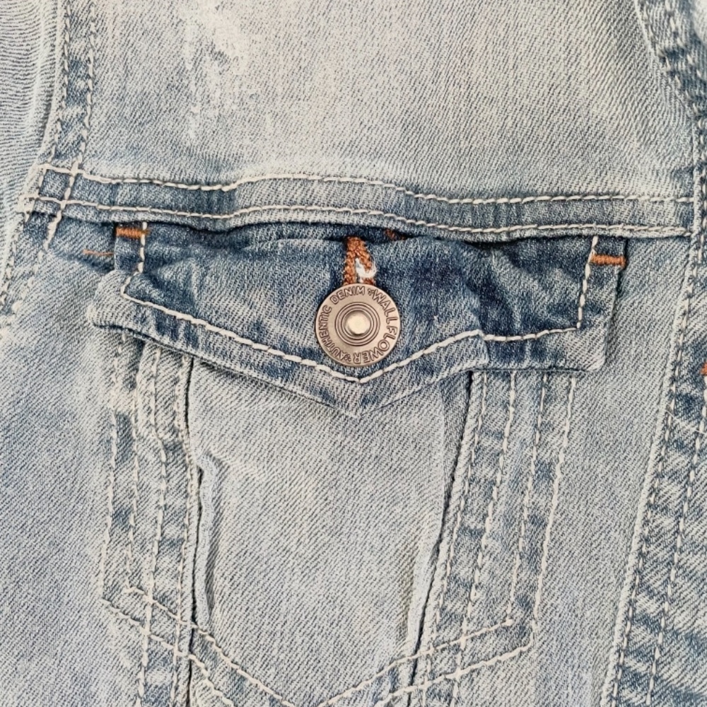 Distressed blue jean denim jacket - Picture 3 of 7